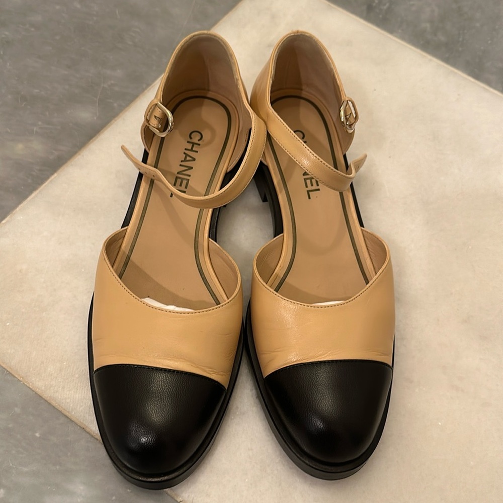 Chanel beige and black flats